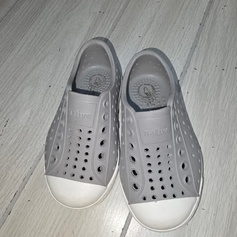 Native Jefferson Unisex Kids Shoes Gray And White Size 6 Water Slip On
